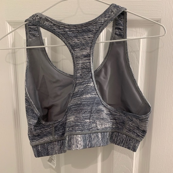 BNWT adidas women sports bra - size large - Picture 5 of 7